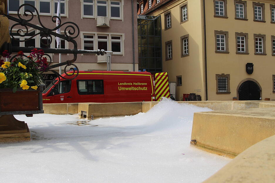 Neckarsulm

vermutlich in der Nacht auf den 1. Mai wurde Duschbad oder etwas ähliches in den Brunnen am Marktplatz in Neckarulm eingebracht, der Brunnen Schäumte kräftig als die Einsatzkräfte der Feuerwehr Neckarsulm mit dem Stichwort Gewässer