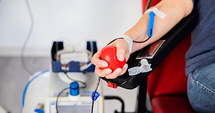 Auch junge Menschen sind angehalten, regelmäßig Vollblut oder Blutplasma zu spenden, um Engpässe in der Versorgung von Patienten zu vermeiden.