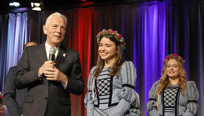 OB Mergel freut sich mit dem Hauptkäthchen Jasmin Heyd. Foto: Heibel OB Mergel freut sich mit dem Hauptkäthchen Jasmin Heyd. Foto: Heibel