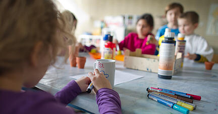 Grundsch&uuml;ler sind in einem Hort mit Bastelarbeiten besch&auml;ftigt.