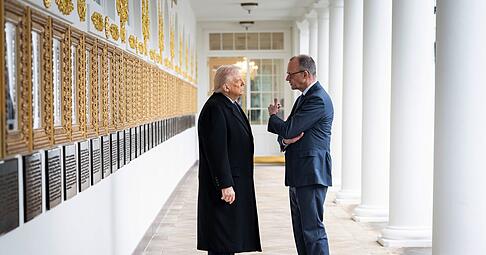 Trump (l.) greift Merz (r.) noch mal online an. (Archivbild)