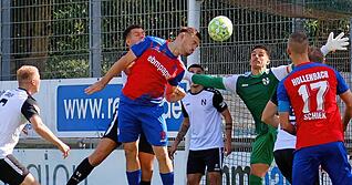Hannes Scherer verpasst in der Anfangsphase den Ball nur um Haaresbreite. Es war eine von zahlreichen Hollenbacher Chancen gegen den 1. FC Normannia Gmünd. Das Spiel endete 0:0.
Foto: Marc Schmerbeck