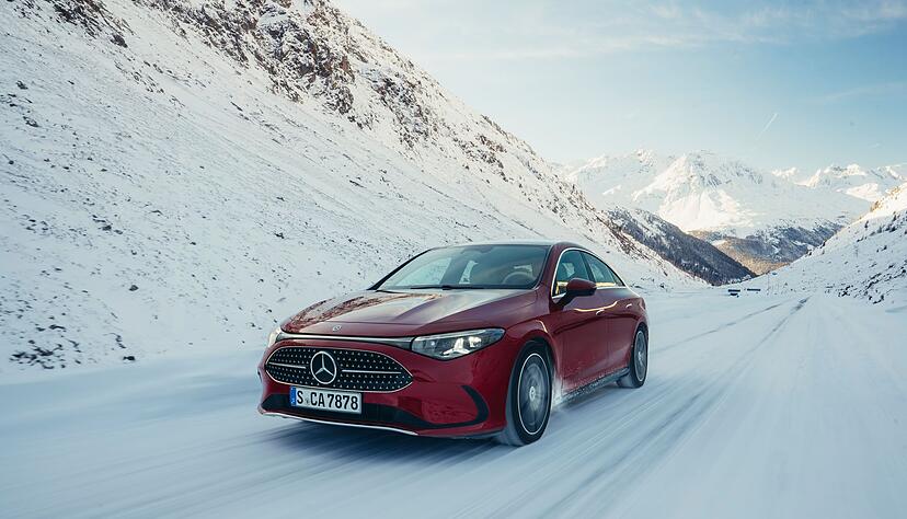 Frisch wie Neuschnee: Der Mercedes CLA ist k&uuml;nftig auch als Hybrid erh&auml;ltlich und kombiniert seine E-Maschine mit einem Benzinmotor.