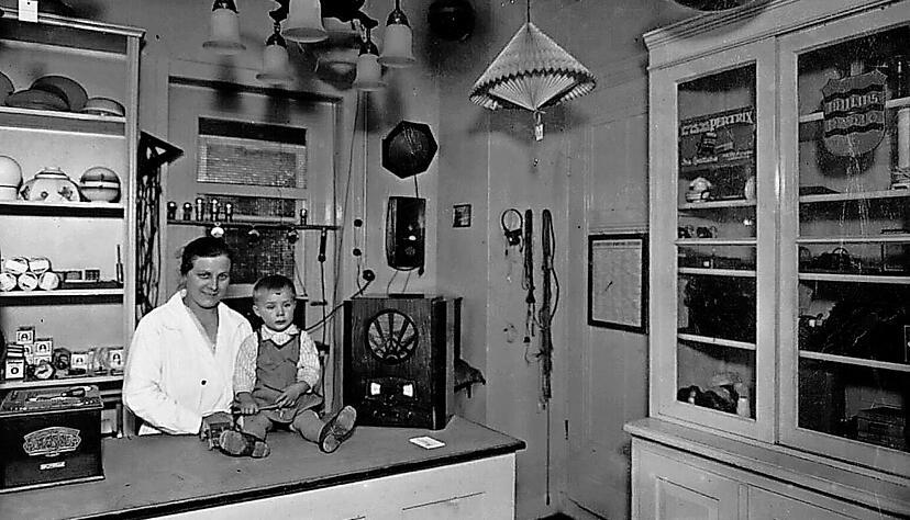 Oma Florentine und Vater Oskar 1933 im Gesch&auml;ft in der Ro&szlig;kampffstra&szlig;e. Damals verkaufte Krauss Radios und Haushaltsartikel.