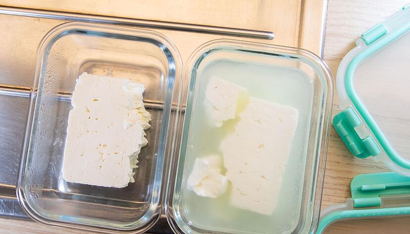 Fazit: Nach zehn Tagen schmeckt der eingelegte Feta frisch, während der ohne Salzlake streng und muffig schmeckt. Fazit: Nach zehn Tagen schmeckt der eingelegte Feta frisch, während der ohne Salzlake streng und muffig schmeckt.