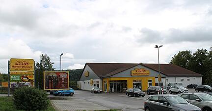 Der Netto in Neudenau soll vergrößert werden. Der Eingang ändert sich nicht, überbaut wird die Parkplatz-Fläche zwischen Gebäude und Straße.
Foto: Simon Gajer Der Netto in Neudenau soll vergrößert werden. Der Eingang ändert sich nicht, überbaut wird die Parkplatz-Fläche zwischen Gebäude und Straße.
Foto: Simon Gajer