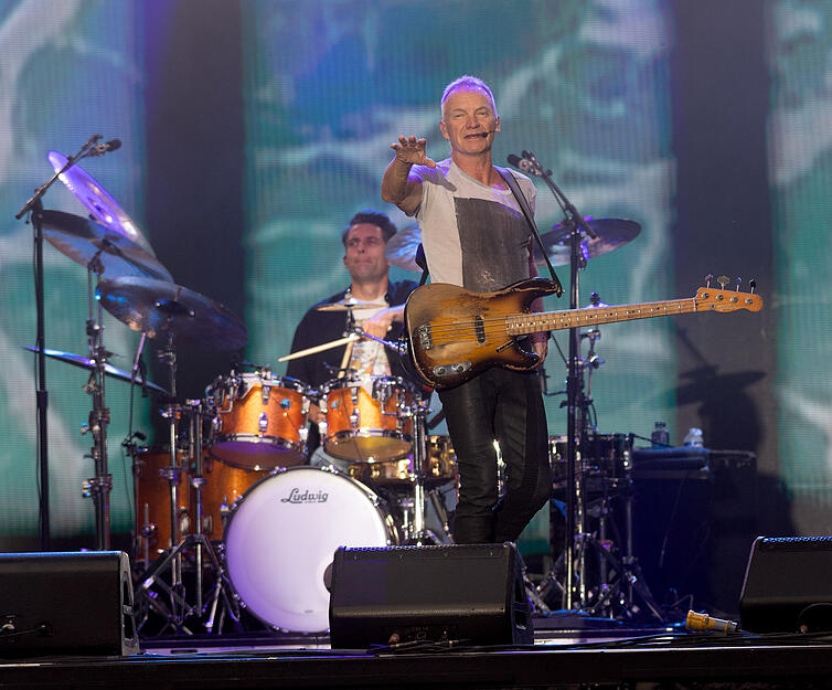 Sting begeistert sein Publikum auf der Open-Air-Bühne im Wertwiesenpark.
