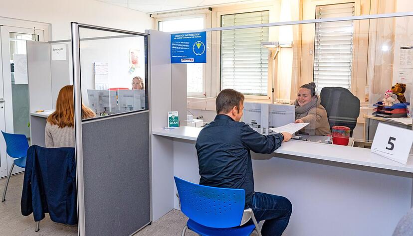 Um die Situation zu entzerren und Frust zu vermeiden, hat das Jobcenter eingeführt, dass Kunden Termine vorab buchen, auch bei Mara Pachelbel (rechts). Um die Situation zu entzerren und Frust zu vermeiden, hat das Jobcenter eingeführt, dass Kunden Termine vorab buchen, auch bei Mara Pachelbel (rechts).
