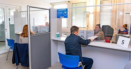 Um die Situation zu entzerren und Frust zu vermeiden, hat das Jobcenter eingeführt, dass Kunden Termine vorab buchen, auch bei Mara Pachelbel (rechts).
Fotos: Mario Berger
