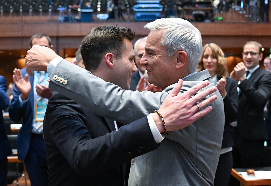 18.11.2023, Baden-Württemberg, Reutlingen: Manuel Hagel (l), der neue Landesvorsitzende der CDU Baden-Württemberg, nimmt beim Landesparteitag der CDU Baden-Württemberg nach seiner Wahl die Glückwünsche von seinem Vorgänger Thomas Strobl (r) entgegen. Foto: Bernd Weißbrod/dpa +++ dpa-Bildfunk +++