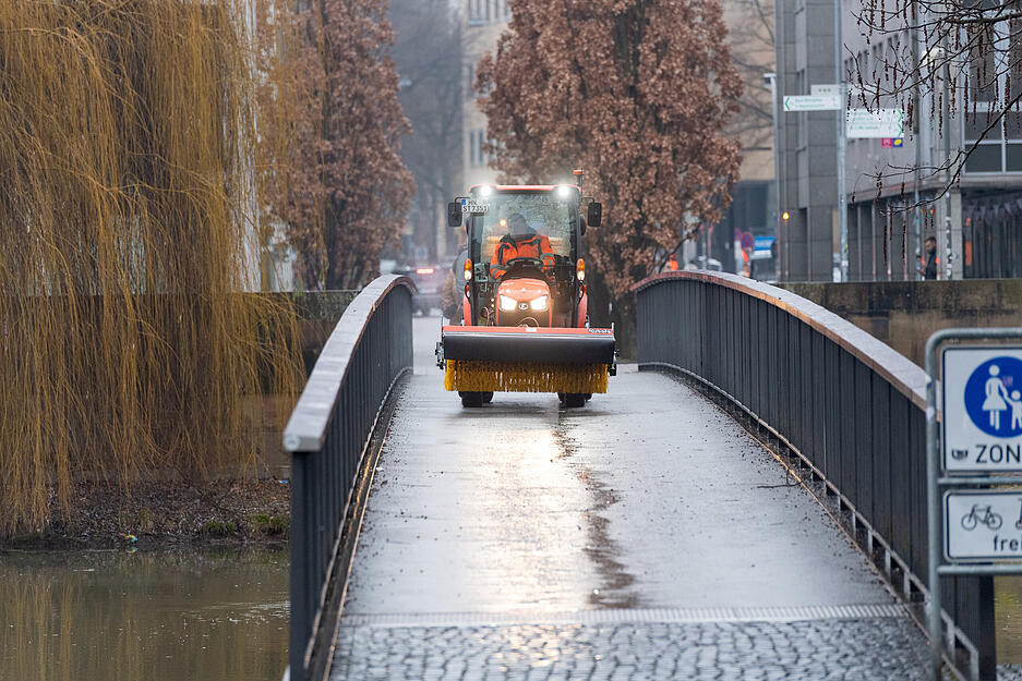 Räumdienste rückten aus, um die Straßenglätte in den Griff zu bekommen.