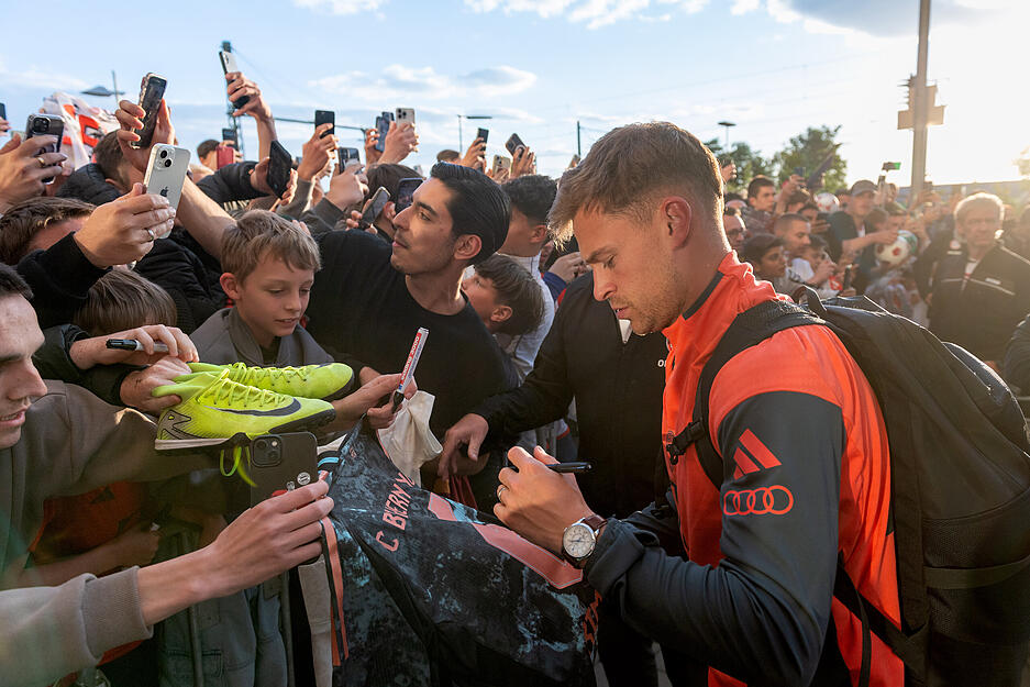 Joshua Kimmich gibt den in Neckarsulm wartenden Fans Autogramme. Joshua Kimmich gibt den in Neckarsulm wartenden Fans Autogramme.