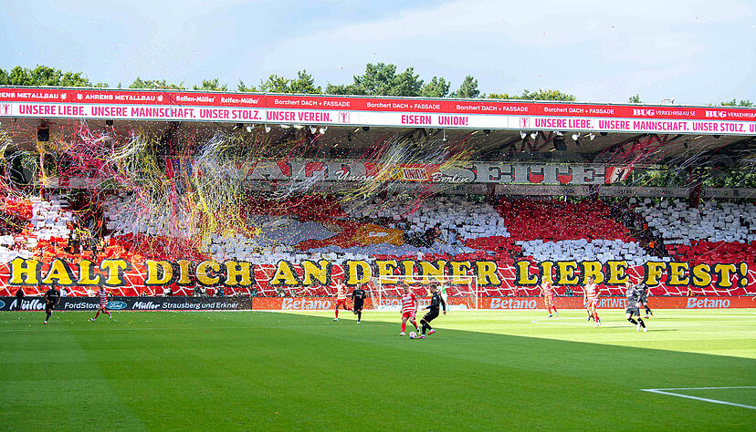 Die Choreo der Fans von Union Berlin sorgt für eine Spielunterbrechung bei der Partie gegen den VfB Stuttgart.