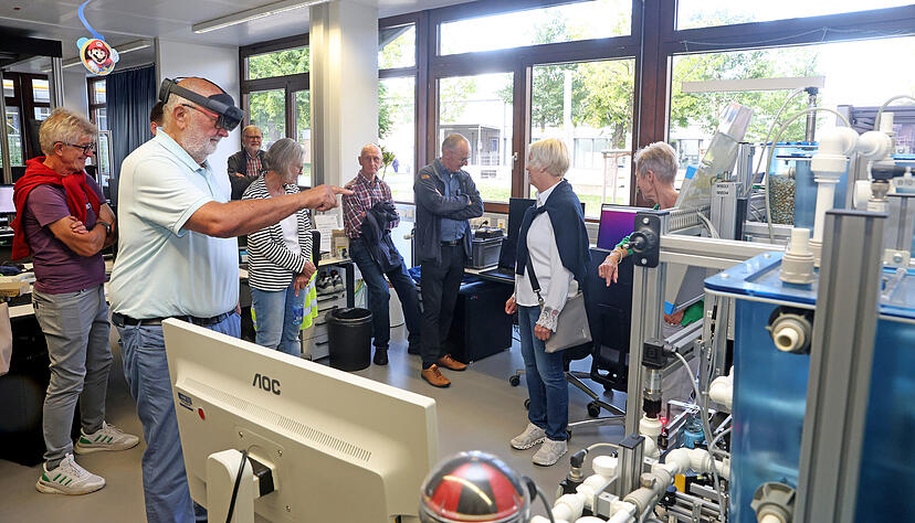 Lesersommer-Gäste probieren selbst KI-Anwendungen am Techcampus der Hochschule Heilbronn aus.