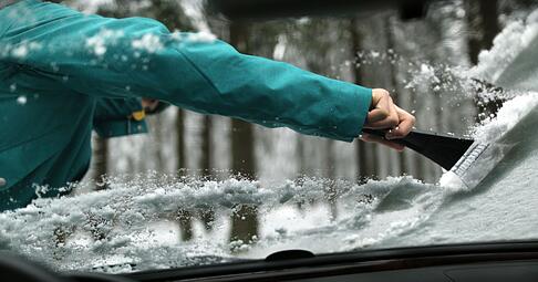 Das Freikratzen aller Autoscheiben von Eis und Schnee ist Pflicht: Ein kleines Guckloch reicht nicht aus und kann ein Bußgeld nach sich ziehen.