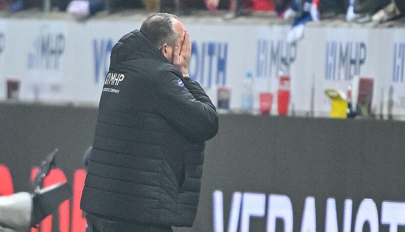 F&uuml;r Trainer Frank Schmidt war das Heidenheimer Jahr mitunter schwer zu ertragen.