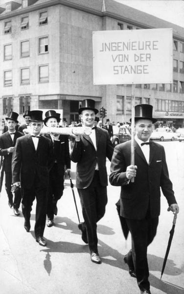 31.07.1964: Mit einem originellen Umzug durch die Heilbronner Innenstadt feiern die ersten Absolventen der Staatlichen Ingenieurschule das Ende ihres Studiums.