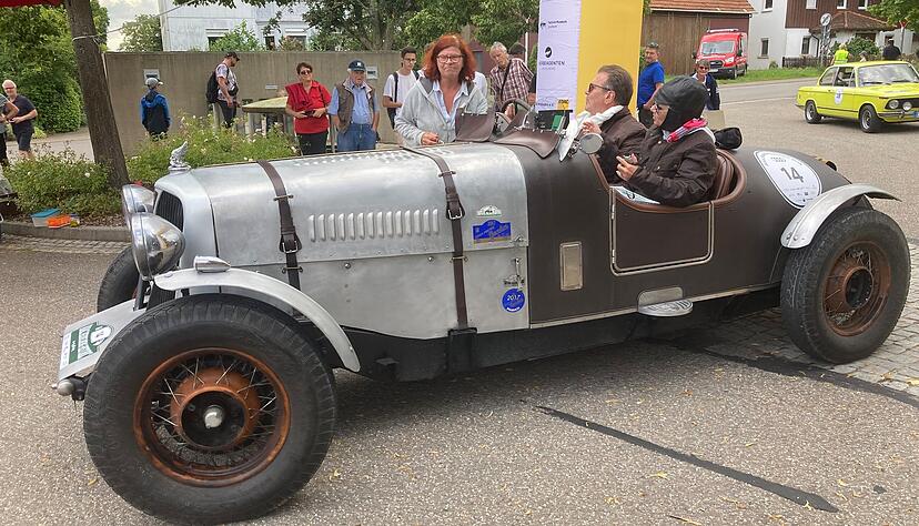 Viele Zuschauer sind in Zweifingen, um die Oldtimer der Heidelberg Historic zu sehen.