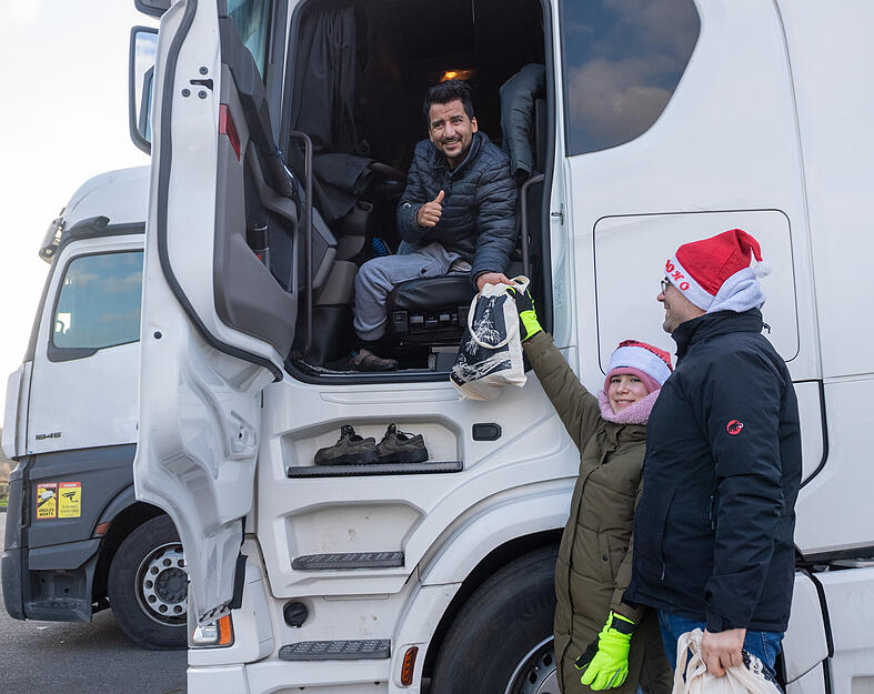 Ehrenamtliche Helfer bringen zur Weihnachtszeit Freude zu den Lkw-Fahrern.