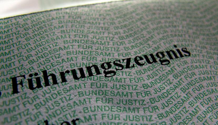 Das F&uuml;hrungszeugnis auf Papier soll weiter verf&uuml;gbar sein. (Symbolbild)