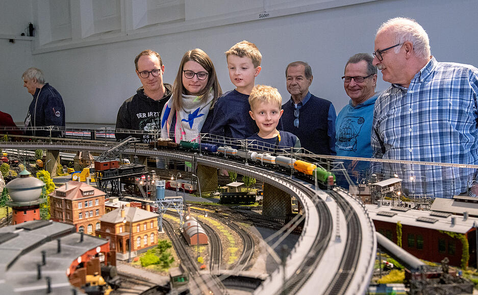 Zahlreiche Besucher sind gekommen, um die Modelleisenbahn zu bestaunen. Insgesamt sind 600 Meter Schienen auf etwa 90 Quadratmeter verlegt. Zahlreiche Besucher sind gekommen, um die Modelleisenbahn zu bestaunen. Insgesamt sind 600 Meter Schienen auf etwa 90 Quadratmeter verlegt.