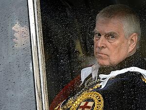 Prinz Andrew, Duke of York, verlässt Westminster Abbey nach der Krönungszeremonie des britischen Königs Charles und der Königin Camilla.