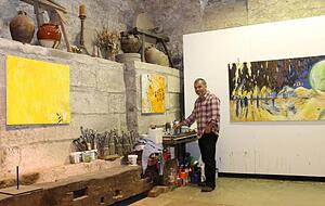 Hinrich Z&uuml;rn malt vor allem abends gern in seinem Atelier, der Morgen geh&ouml;rt in der Regel der Schreibtischarbeit.
Fotos:Tanja Ochs