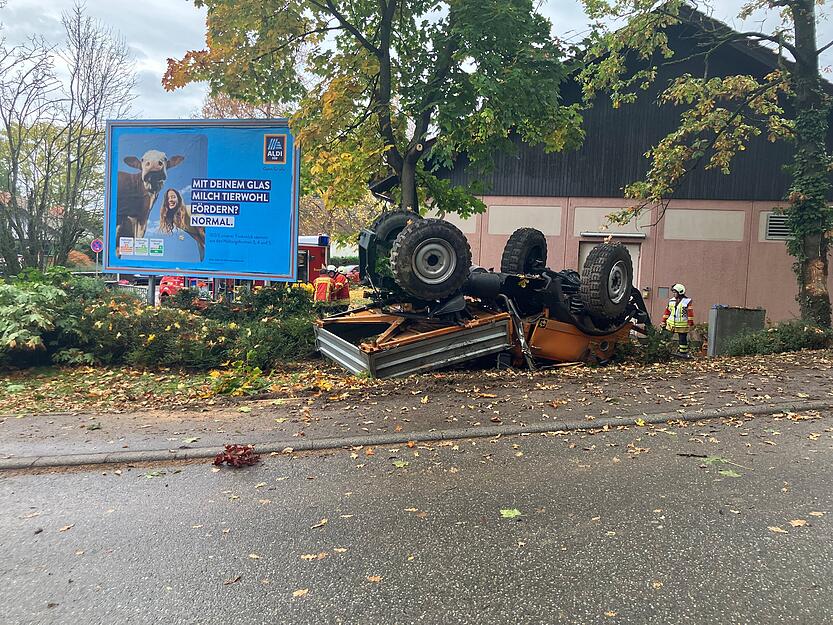 Nach einem Unfall in Bad Friedrichshall-Kochendorf war der Fahrer im Unimog eingeklemmt gewesen.