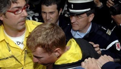 Riccardo Ricco (M) wird in Lavelanet von Polizisten in Gewahrsam genommen.