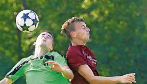 Patrick Rapp (rechts) k&ouml;nnte Schluchtern drei Punkte kosten.Foto: Bertok