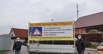 Fast ein Jahr ist es her, dass Bernd Eckstein und Bernd Schukraft zwei dieser Plakate aufgestellt haben. Der Funkmast im Hintergrund ist noch in Betrieb.
Foto: Archiv/Kostner