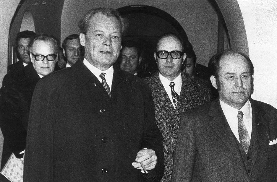 1972: Willy Brandt (Bundeskanzler von 1969 bis 1974) wird im Heilbronner Rathaus von Landesinnenminister Walter Krause (li.), Günter Erlewein (r.) und Erwin Fuchs (rechts vorne) empfangen. 1972: Willy Brandt (Bundeskanzler von 1969 bis 1974) wird im Heilbronner Rathaus von Landesinnenminister Walter Krause (li.), Günter Erlewein (r.) und Erwin Fuchs (rechts vorne) empfangen.