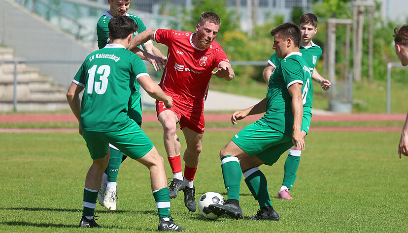 &Ouml;hringens Dionysios Pantelis (Mitte) hat sich immer wieder an der vielbeinigen Abwehr der Kaisersbacher um Etienna Lasorko (li.) und Janik Stoll aufgerieben. Dennoch gewinnt die TSG standesgem&auml;&szlig; mit 3:0 gegen das Landesliga-Schlusslicht.