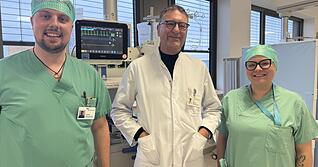 Jan Proplesch, Professor Henry Weigt und Nadine Stambolitis (von links) vom Zentrum f&uuml;r An&auml;sthesie am Klinikum am Gesundbrunnen in Heilbronn.