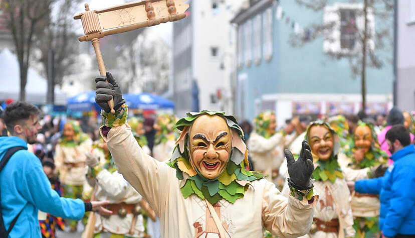 Aufwändige Kostüme gab es beim Brackenheimer Faschingsumzug zu bestaunen. Zahlreiche Zuschauer säumten beim närrischen Treiben die Straßen. Aufwändige Kostüme gab es beim Brackenheimer Faschingsumzug zu bestaunen. Zahlreiche Zuschauer säumten beim närrischen Treiben die Straßen.