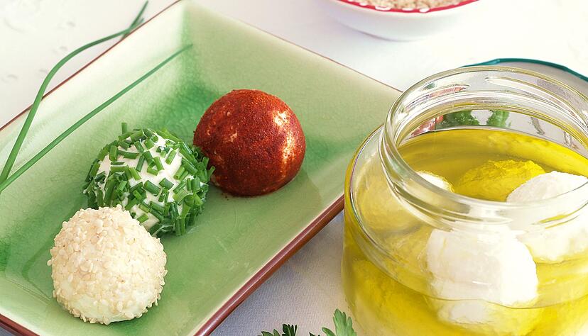 Für die Joghurtbällchen muss man nur Joghurt abtropfen lassen. Ist die Flüssigkeit raus, wird die feste Masse gesalzen und zur Kugel geformt. Dann nur noch in Gewürzen wälzen - fertig. Für die Joghurtbällchen muss man nur Joghurt abtropfen lassen. Ist die Flüssigkeit raus, wird die feste Masse gesalzen und zur Kugel geformt. Dann nur noch in Gewürzen wälzen - fertig.