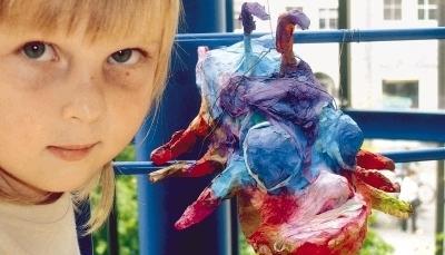 Echte Hingucker: Aus alten Schuhen machten Grundsch&uuml;ler mit Seidenpapier, Kleister und viel Farbe bunte Fantasietiere.