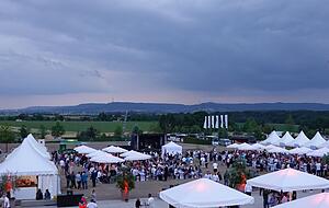 Die Arnold-Belegschaft feierte vor dem Carmen-W&uuml;rth-Forum bis in die Nacht.