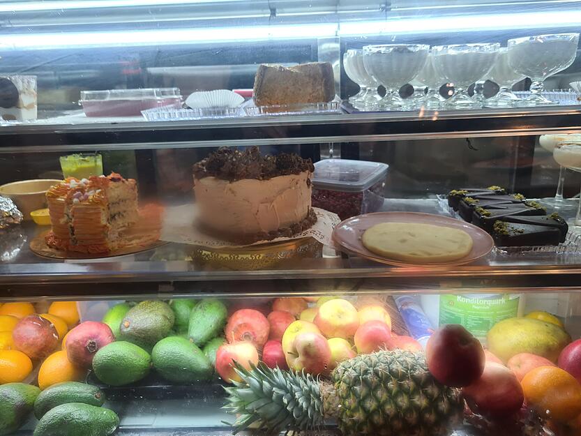 Das Alshami bietet neben Kuchen viele gesunde Waren &ndash; wie gemischte Fruchtsalalte.