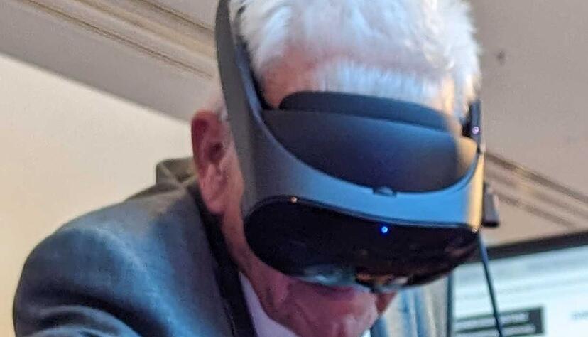 Winfried Kretschmann (Bündnis 90/Die Grünen), Ministerpräsident, trägt bei der «Stallwächterparty» eine VR-Brille. Winfried Kretschmann (Bündnis 90/Die Grünen), Ministerpräsident, trägt bei der «Stallwächterparty» eine VR-Brille.