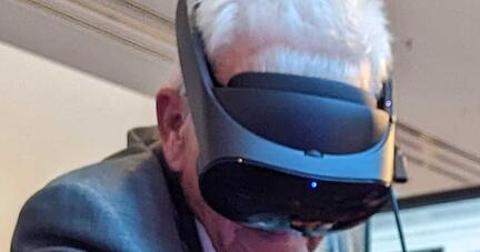 Winfried Kretschmann (Bündnis 90/Die Grünen), Ministerpräsident, trägt bei der «Stallwächterparty» eine VR-Brille.