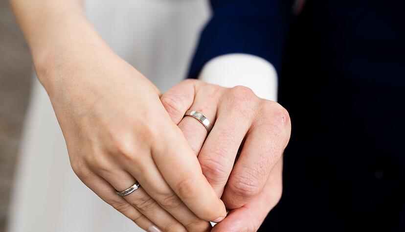 Frauen und Männer tragen in Partnerschaften oft sehr unterschiedlich zum Haushaltseinkommen bei (Symbolbild)