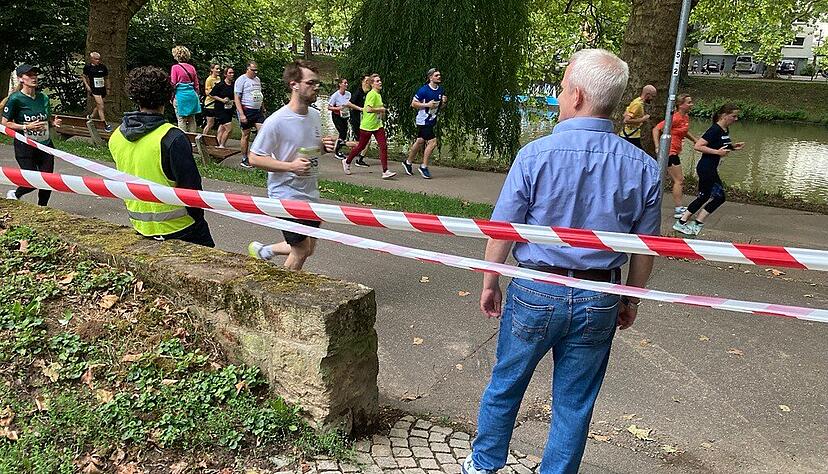 Abgesperrt ist die Strecke des Stimme-Firmenlaufs – hier am östlichen Neckaruferweg.