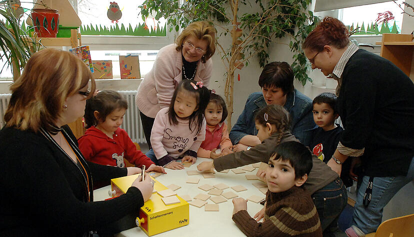 Ausreichend Personal für die Kindergärten zu finden, ist schwer. Wenn es Engpässe gibt, reagiert die Stadt mit Betriebseinschränkung und kürzt die Betreuungszeit. Ausreichend Personal für die Kindergärten zu finden, ist schwer. Wenn es Engpässe gibt, reagiert die Stadt mit Betriebseinschränkung und kürzt die Betreuungszeit.