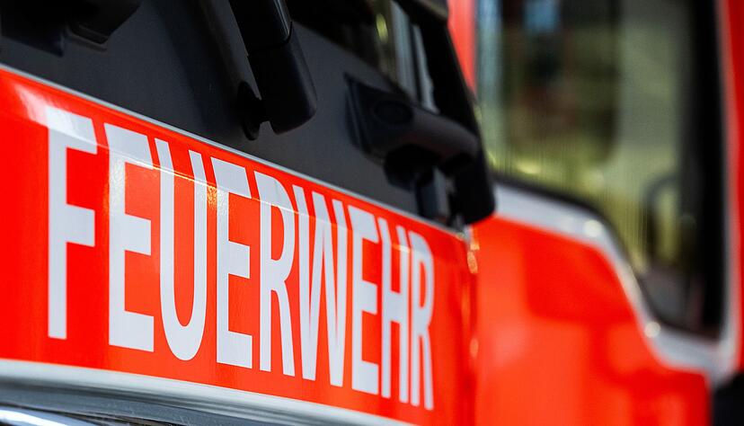 Die Feuerwehr hat ein Auto geborgen, das drohte einen Hang hinunterzust&uuml;rzen. (Symbolbild)
