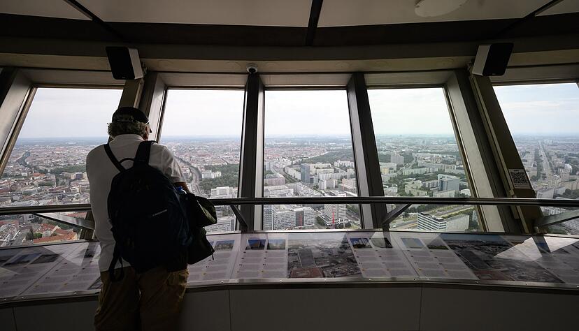 Ein Besucher schaut von der Besucherplattform des Berliner Fernsehturms. Ein Besucher schaut von der Besucherplattform des Berliner Fernsehturms.