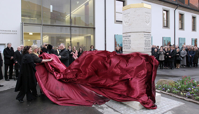 2014 wurde die von der Unternehmerfamilie Rettenmaier gestiftete Staufer-Stele am Eingang zum Heilbronner Stadtarchiv in der Eichgasse feierlich enthüllt. Am Tuch Barbara Weingart, Susanne Rettenmaier und Otto Maximilian Rettenmaier (v. li.)