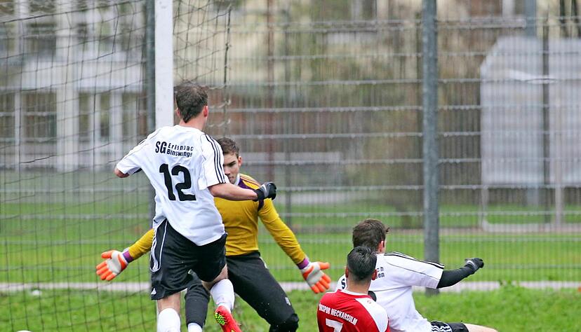 Ismail Celik (rotes Trikot) bringt T&uuml;rkspor Neckarsulm bei der SGM Erlenbach/Binswangen mit 2:1 in F&uuml;hrung. Am Ende siegte der Bezirksligist 4:1 und steht damit im Achtelfinale.Foto: Andreas Veigel