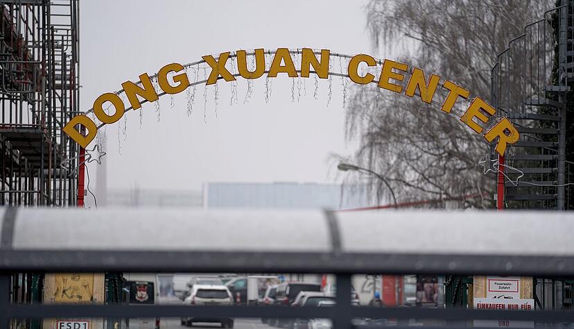 Das Eingangstor zum Dong Xuan Center.