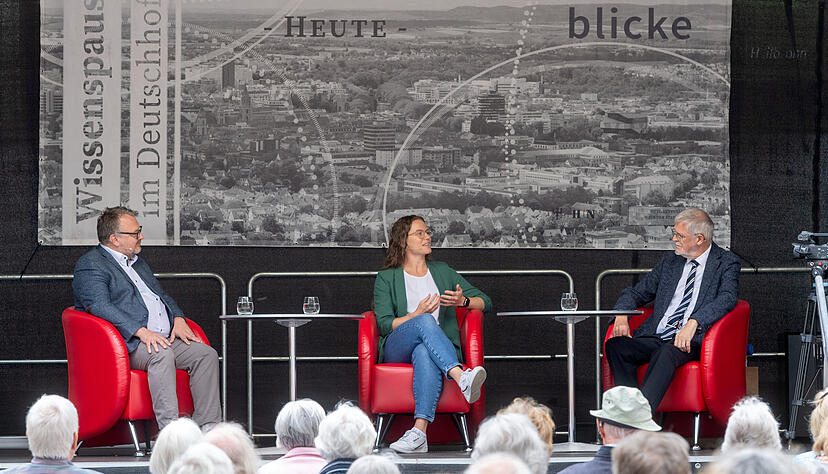 Auftakt zur Reihe "Wissenspause im Deutschhof" mit (von rechts) Moderator Christhard Schrenk, Stadtplanerin Nina Haug und Andreas Ringle.